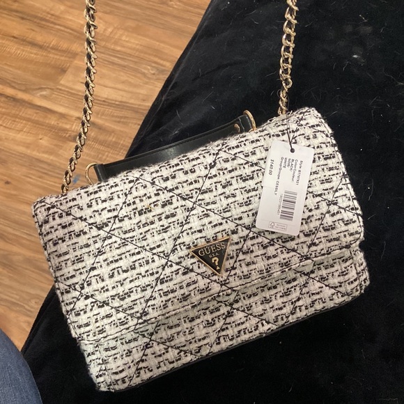 Black and white - Picture 4 of 4